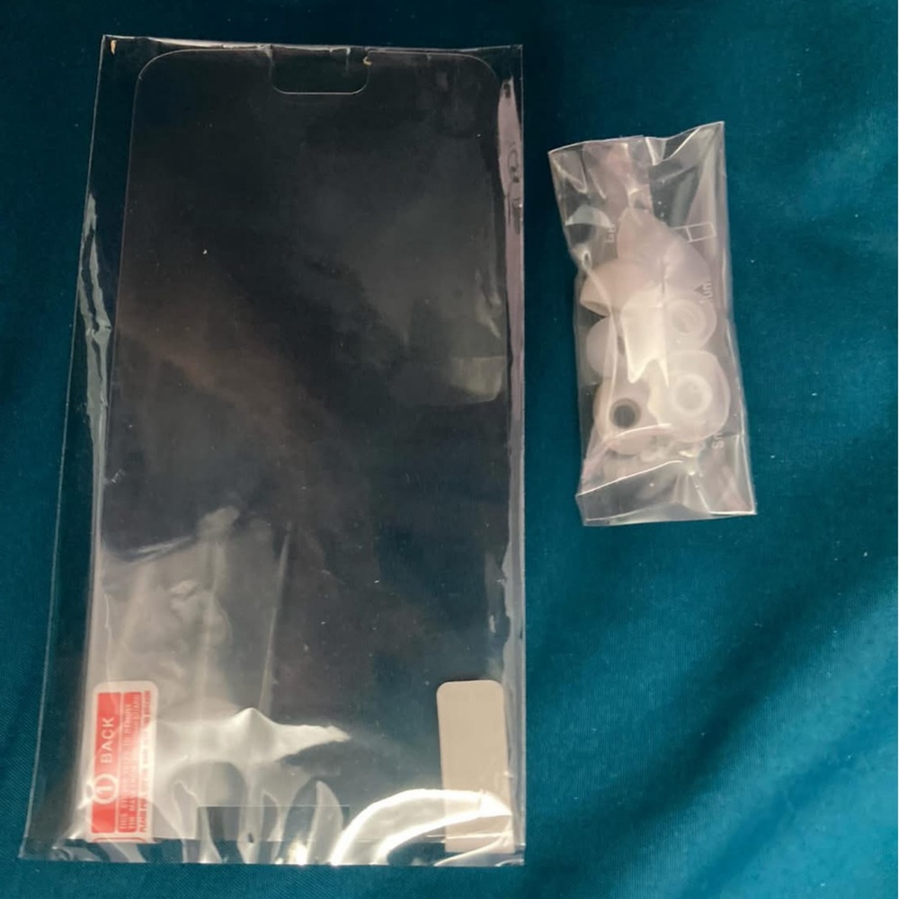 Samsung Galaxy S3 Clear Screen Protector with earphones buds